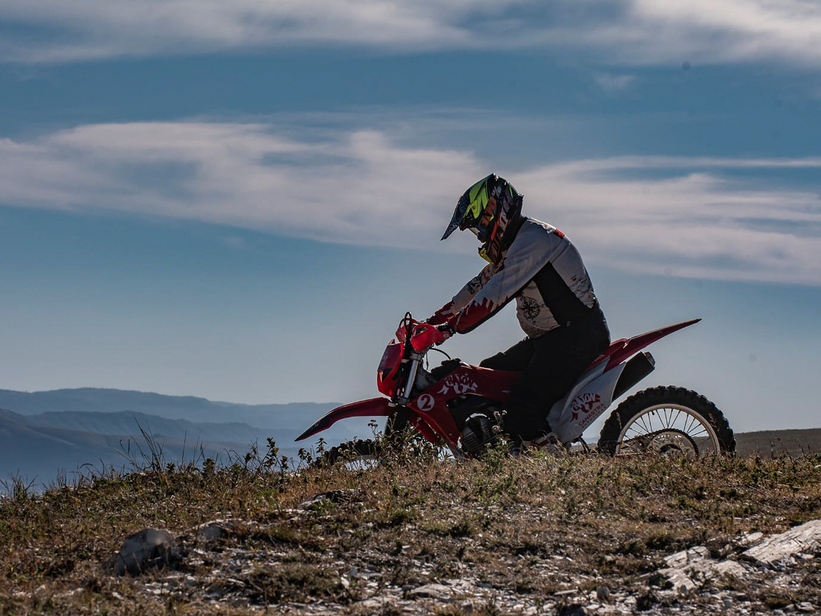 Moto parada num mirante da Serra da Canastra